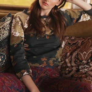 Novella Royale Cropped Sweatshirt